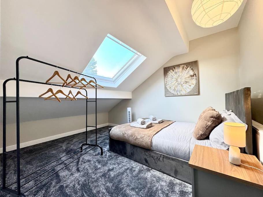 Spacious 4 Bedroom Home With Free Parking In Huddersfield, Sleeps 9 Exterior photo